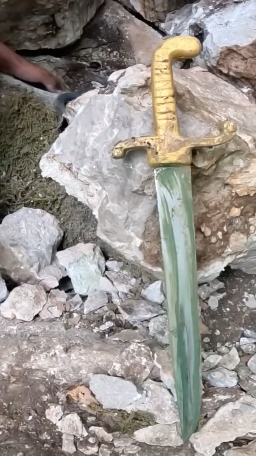 Deginecilerin Aradığı Altın Kılıçı Bulduk !!